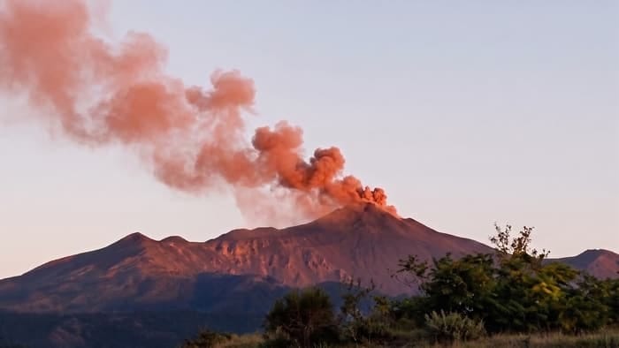 Etna, nuova emissione di cenere lavica sospesi voli a Catania fino alle ore 12 di domani | Sky TG24 Etna, nuova emissione di cenere lavica sospesi voli a Catania fino alle ore 12 di domani | Sky TG24