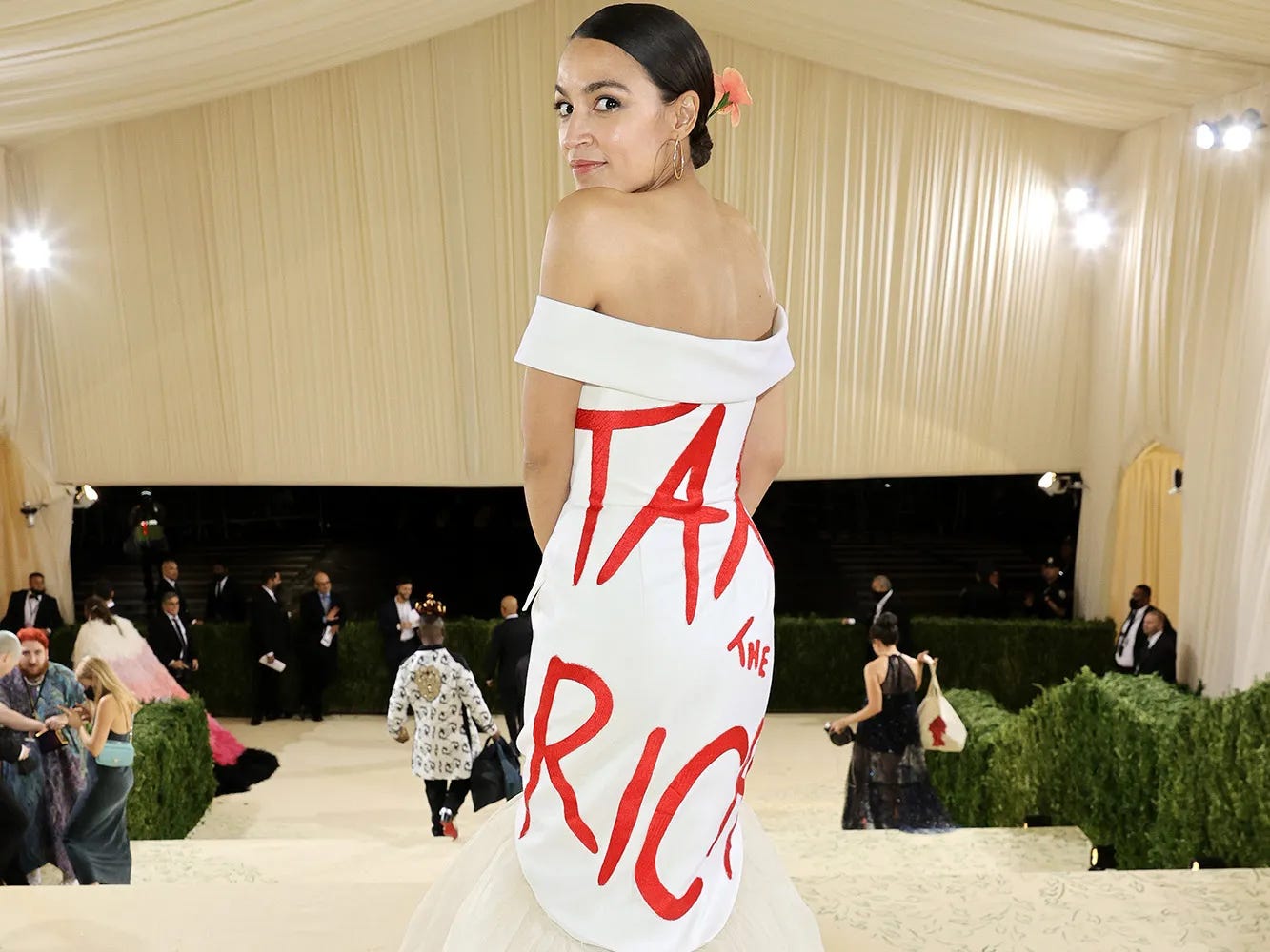 AOC's 'Tax the Rich' Dress Could've Used a Different Slogan - Bloomberg AOC's 'Tax the Rich' Dress Could've Used a Different Slogan - Bloomberg