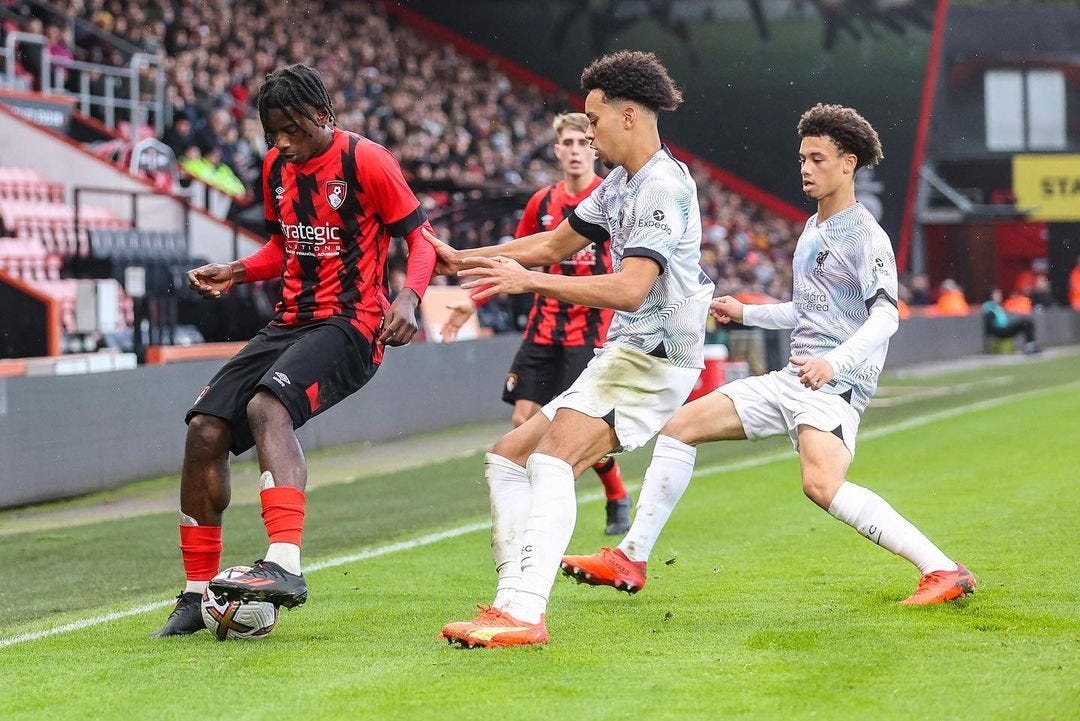 Michael Dacosta protege el balón ante jugadores del Liverpool en un partido de esta temporada Michael Dacosta protege el balón ante jugadores del Liverpool en un partido de esta temporada