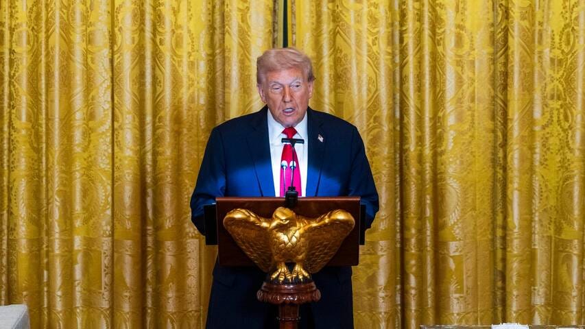 Le président américain Donald Trump s'exprime avant un dîner organisé pour collecter des fonds destinés à la construction de la salle de bal de la Maison-Blanche, le 15 octobre 2025. — © JIM LO SCALZO / POOL / keystone-sda.ch