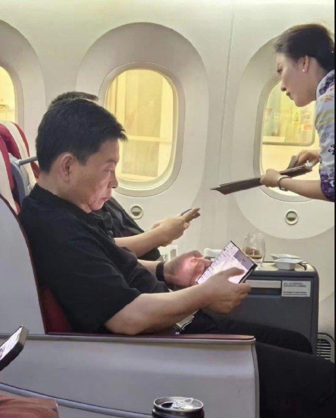 The beast leak again, trifold of Huawei in hands of Huawei CEO. : r/Huawei