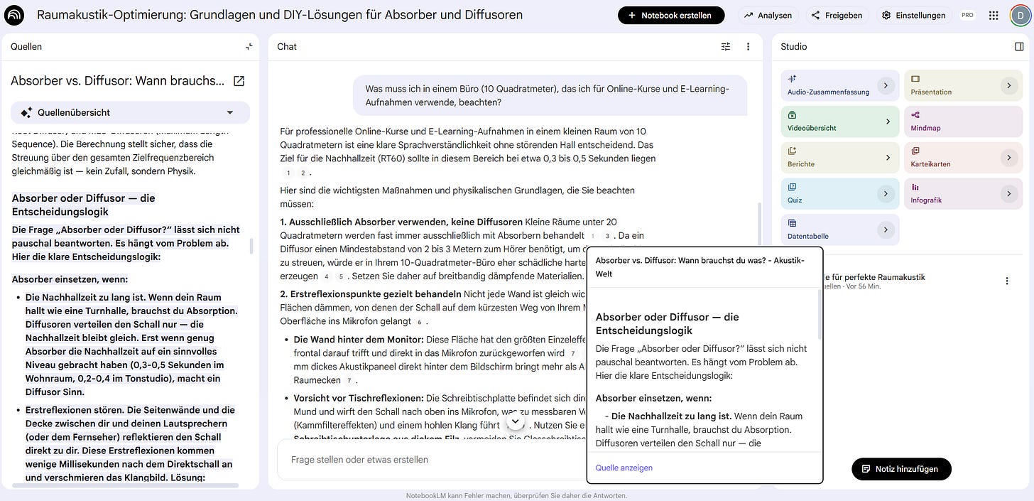 Screenshot der NotebookLM-Oberfläche in drei Spalten. Links die Quellenübersicht zum Thema „Absorber vs. Diffusor“, in der Mitte ein Chatverlauf mit Quellenverweisen zur Raumakustik, rechts das Studio-Menü mit Optionen wie Audio-Zusammenfassung, Videoübersicht, Berichte und Quiz.