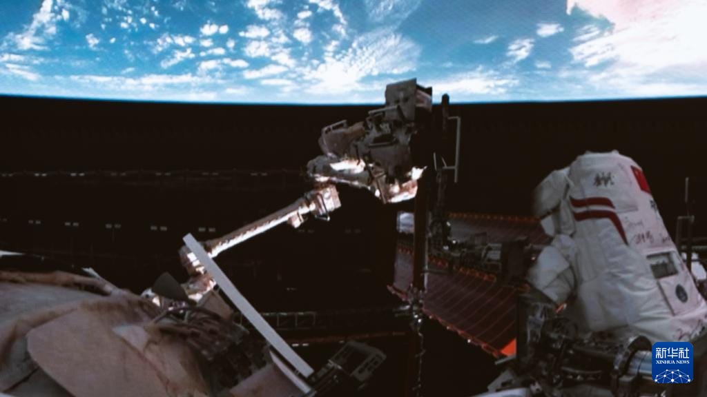 Chen Zhongrui looks outside of the Wentian module’s airlock toward Tiangong’s robotic arm. Chen Zhongrui looks outside of the Wentian module’s airlock toward Tiangong’s robotic arm.