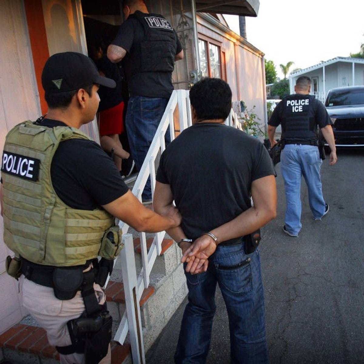 Immigration and Customs Enforcement arrests undocumented immigrants Immigration and Customs Enforcement arrests undocumented immigrants