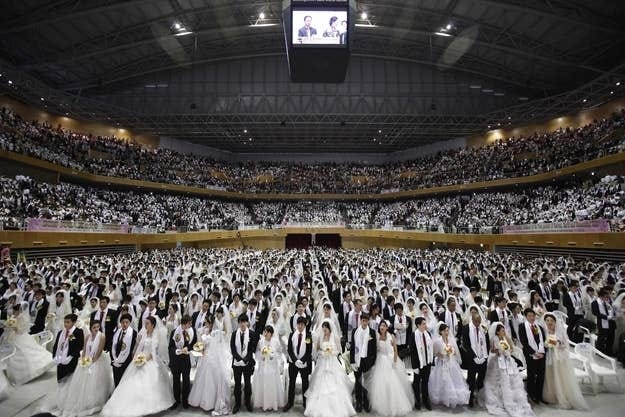 21 Surreal Photos From A Moonie Mass Wedding