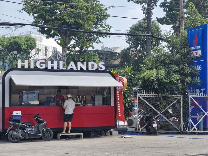 highlands-coffee-bán-cà-phê-mang-đi-ở-cây-xăng-bằng-cabin-mini