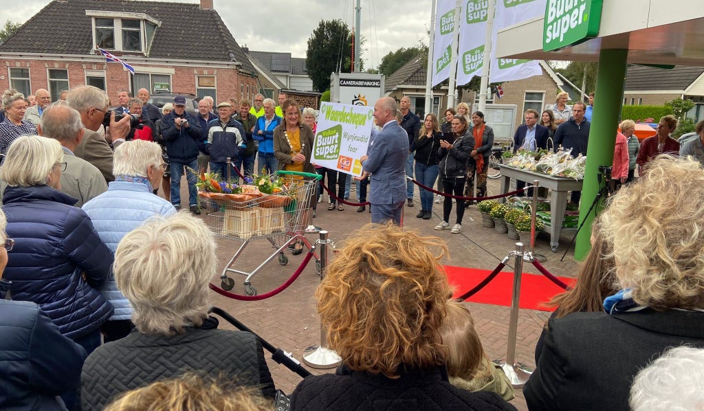 De feestelijke opening werd verricht door de commissaris van de koning de heer A. Brok in gezelschap met de burgemeester.