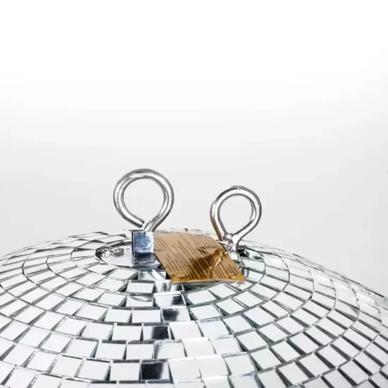 Boule à facettes : l'accessoire disco pour une ambiance de fête inoubliable Boule a facettes accroche