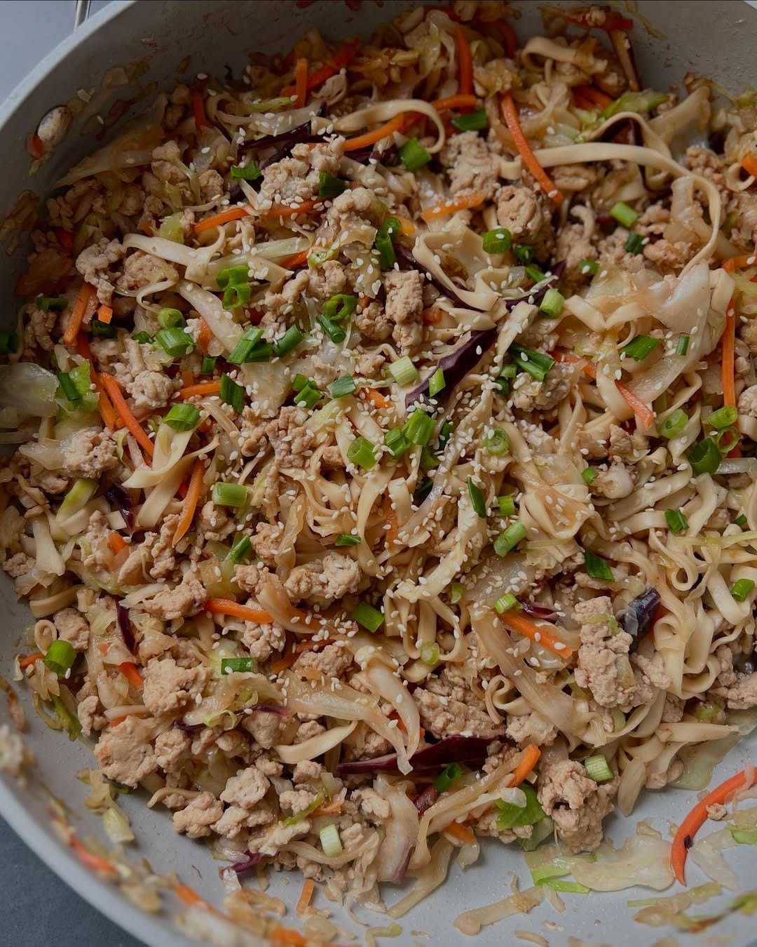 a bowl of pad Thai with chicken and veggies