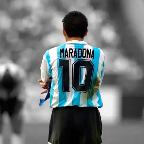 O futebol morreu - uma não biografia de Maradona, escrita por Alex Sabino