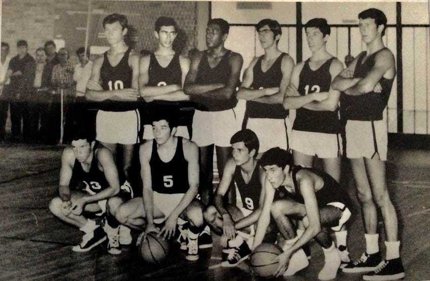 Uma imagem com pessoa, desporto, sapatos, grupo

Os conteúdos gerados por IA podem estar incorretos.