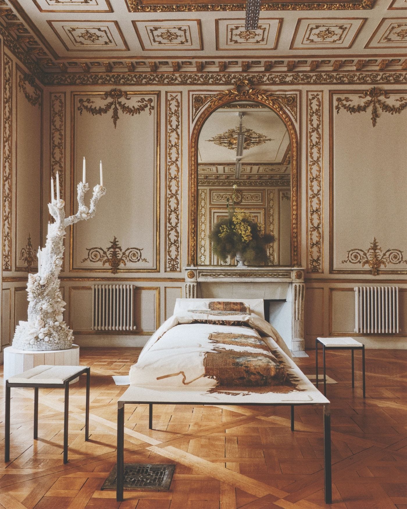 sala con frescos y molduras asientos metlicos y blancos candelabro.