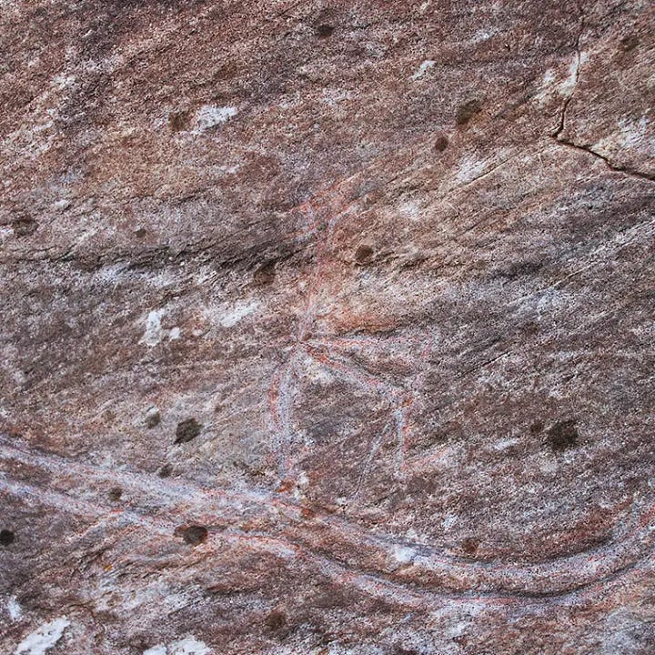 Two images of Rødøymannen, one the original, the second an outline to show the cave painting better.