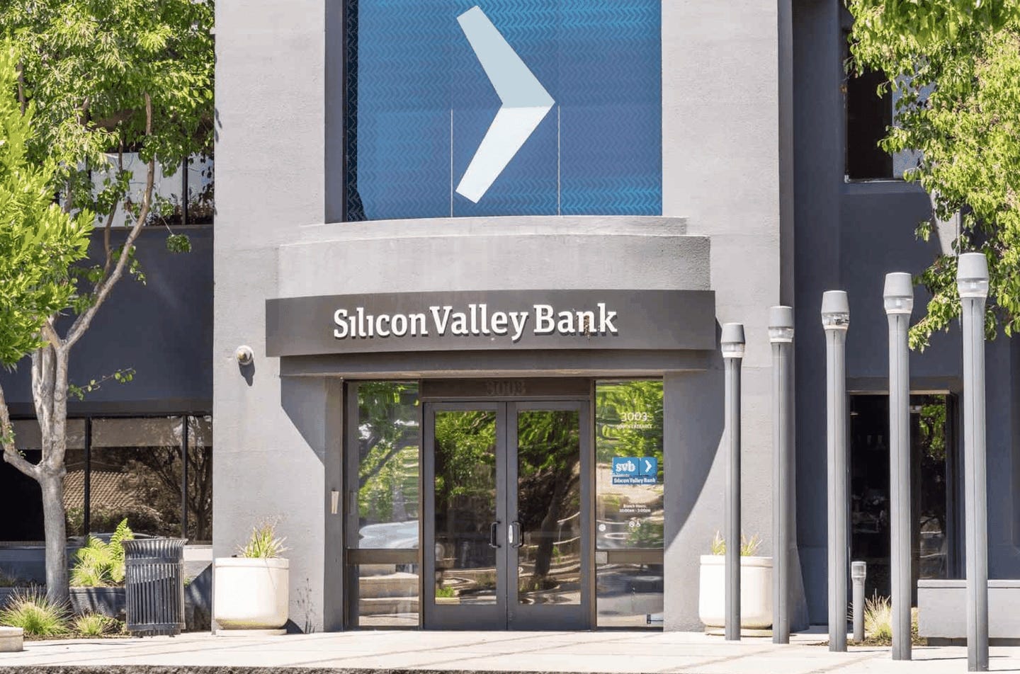 Prédio do Silicon Valley Bank: banco tenta reequilibrar balanço após perdas com títulos e resgates de clientes (Reprodução/SVB)