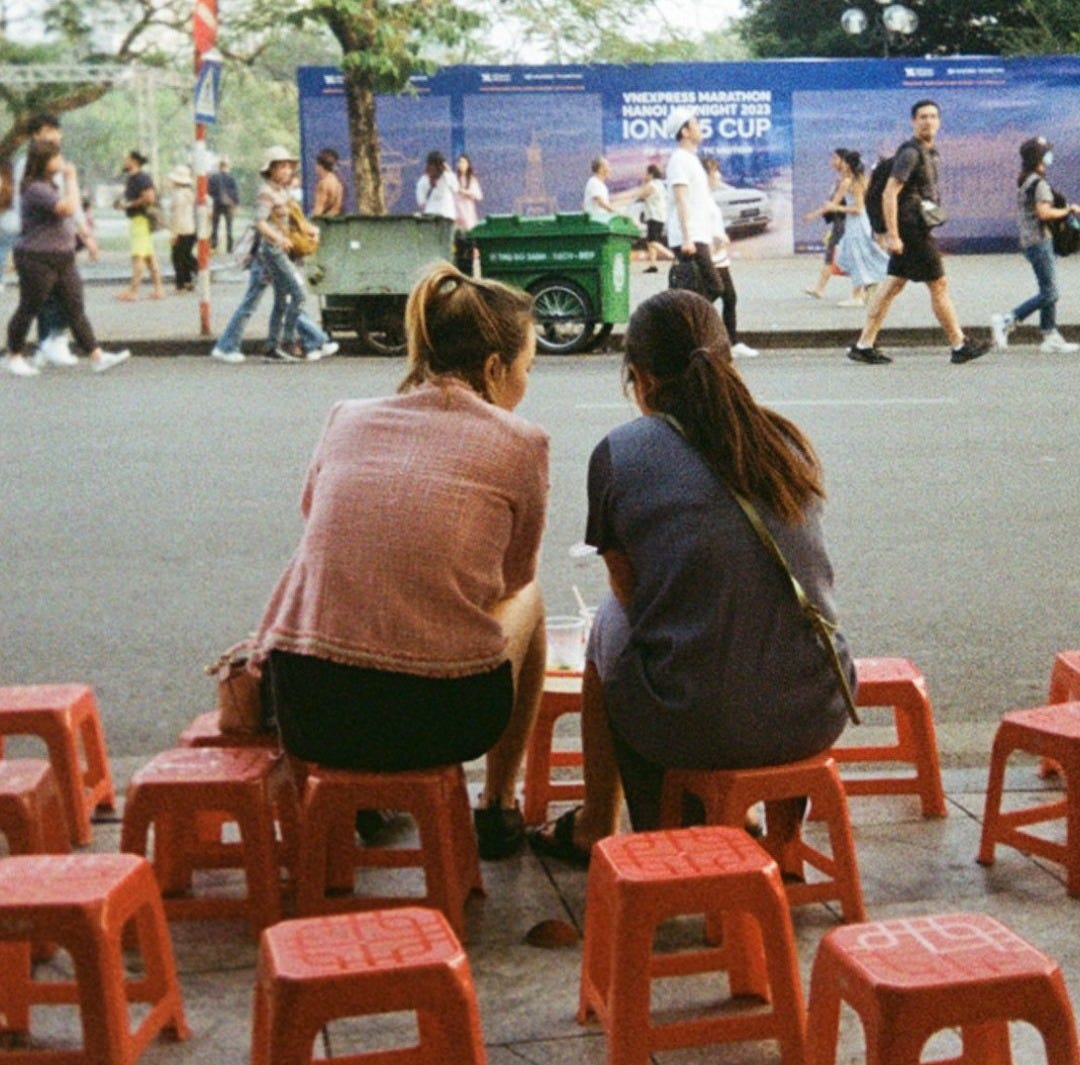 mujeres vietnam sentadas sillitas plástico