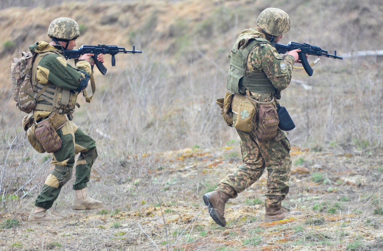 File:Soldiers with the Ukrainian Land Forces conduct defensive tactics on  counterattack.jpg - Wikimedia Commons