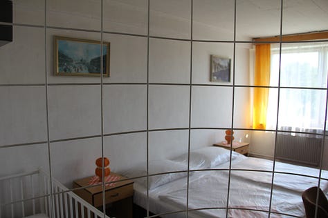 Piattino voltato, due stanze vuote.