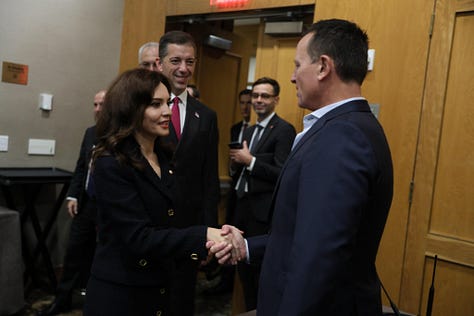 Foto 1. Grenell është fotografuar nga pas, por asnjë tabelë me emër nuk është e dukshme. Foto 2. Ministri i jashtëm i Serbisë Marko Djuric qëndron pas Eliza Spiropalit, Ministres së Jashtme të Shqipërisë ndërsa Grenell duket përball saj. Gjuha e trupit lexohet si një prezantim i ndërmjetësuar nga Beogradi, jo nga ndonjë zyrtar amerikan. Foto 3. Richard Grenell i ulur në tryezë përball pjesëmarrësve të tjerë, dhe nuk ka asnjë tabelë që thotë “United States” përpara tij dhe Presidentja Osmani shihet në tryezë e katërta nga e djathta.