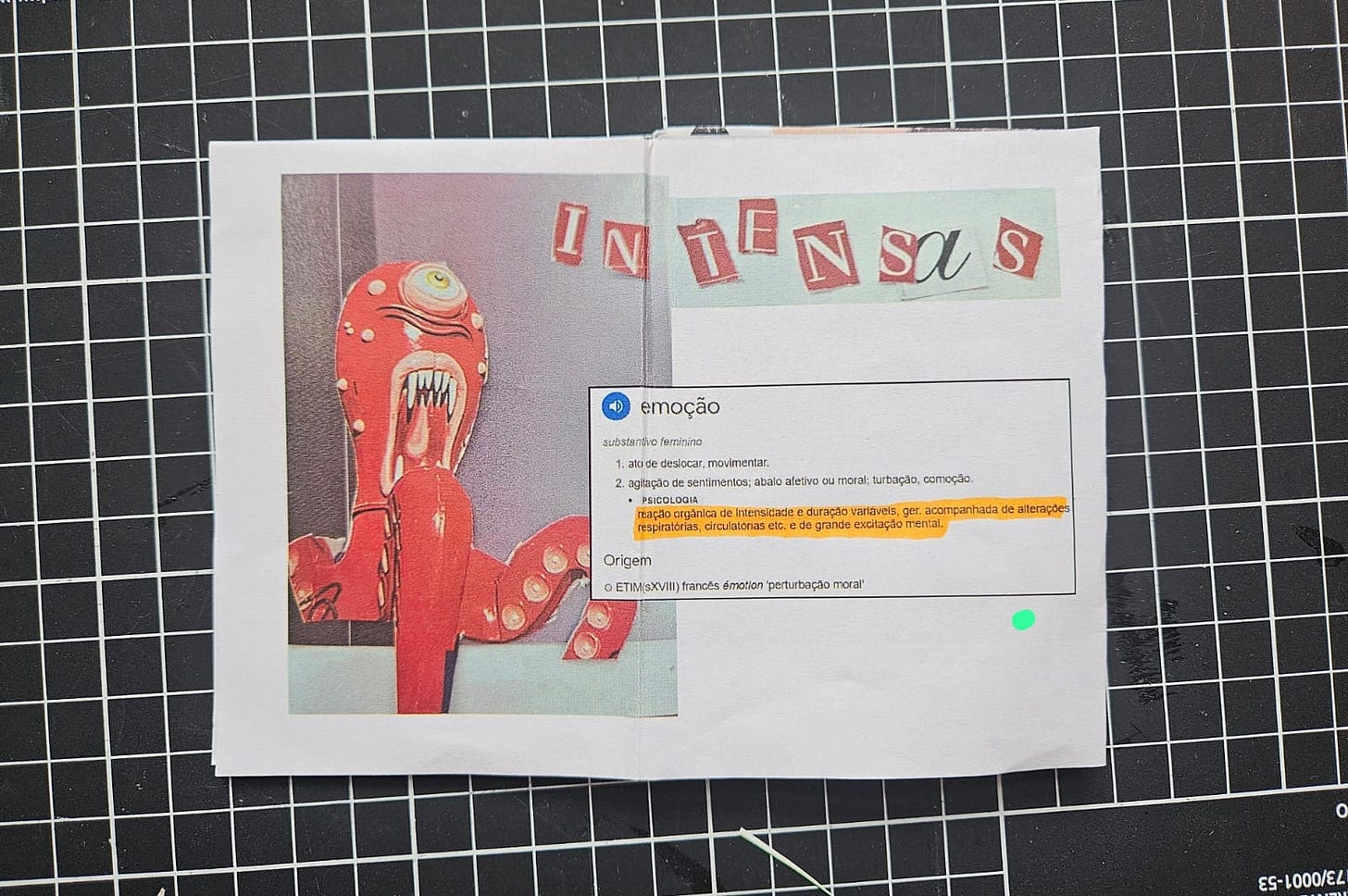 colagem de um polvo com cara de bravo e letras de revista que formam a palavra Intensas. Um print da definição de 'emoções' do Google está colada e com uma marcação laranja no texto.