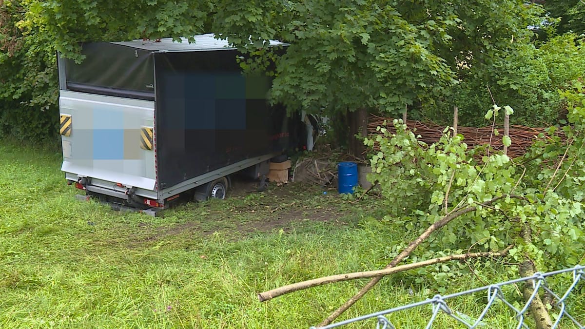 Der Lenker war mit seinem Lieferwagen von Brugg Richtung Lauffohr unterwegs. Der Lenker war mit seinem Lieferwagen von Brugg Richtung Lauffohr unterwegs.