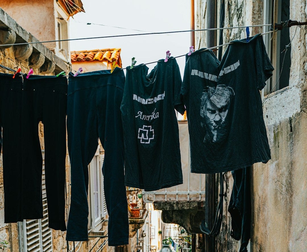 black crew neck t-shirt