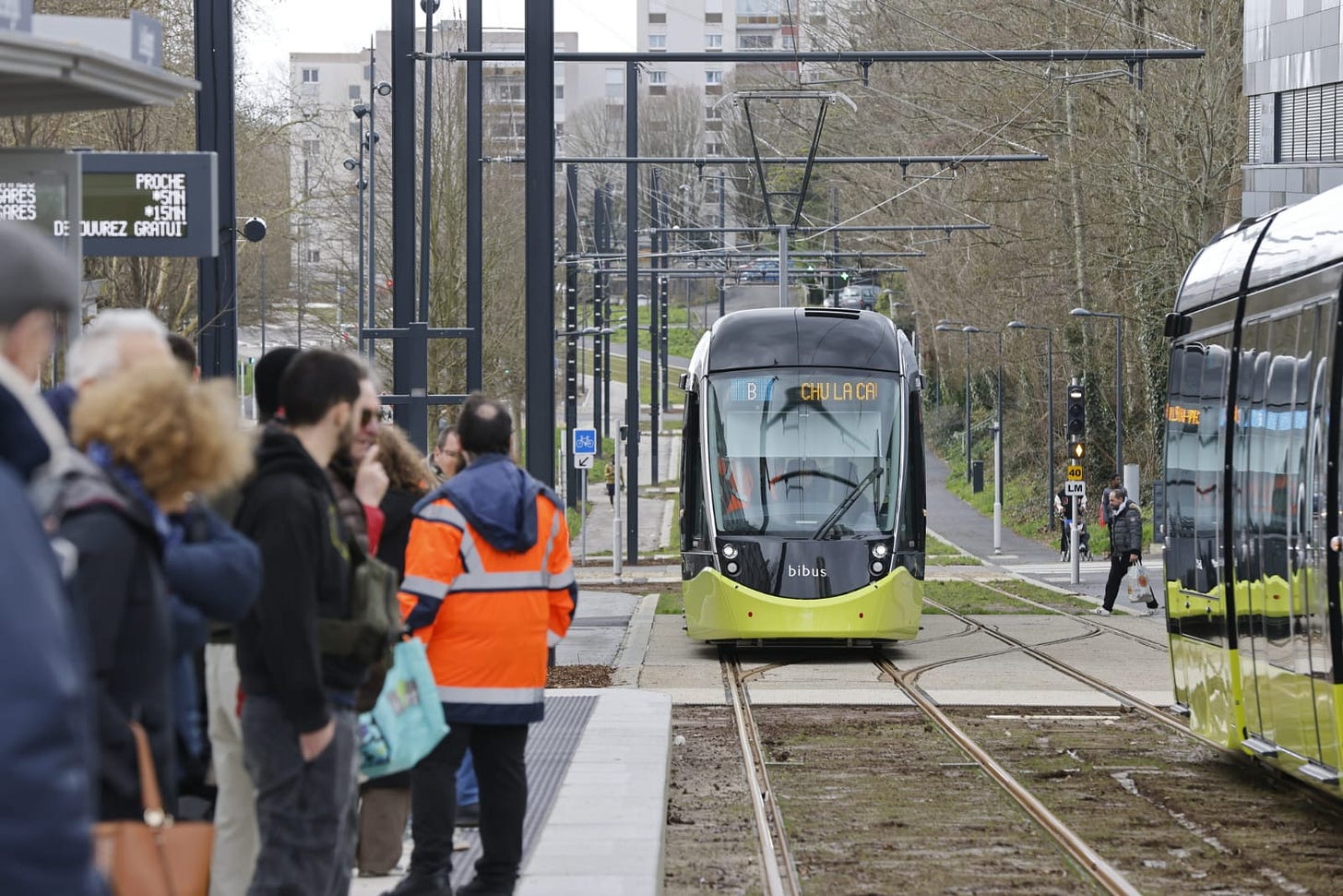Peut être une image de ‎tramway, train, téléphérique et ‎texte qui dit ’‎PROCHE 素屋 بل *1ร้กม DE JUUREZ JUREZGRATUI GRATUI BCHULACA CHUL CHULACAI 野産 bibus‎’‎‎