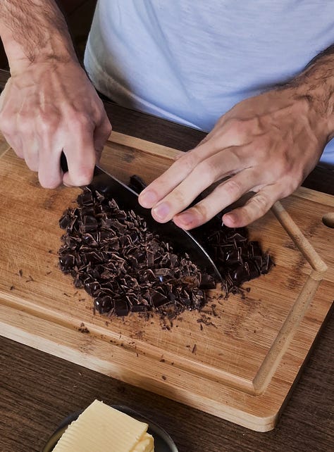 Sequência de fotos que mostram o preparo de um cheesecake de chocolate.