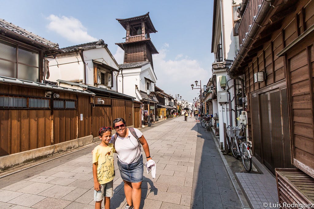 Eric y Laura con la imagen más famosa de Kawagoe