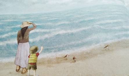 Dove il Mare incontra il Cielo – The Fan Brothers – Crescere LeggendoUn'illustrazione delicata con uno stile che ricorda l'acquerello, raffigurante una donna e un bambino di spalle su una spiaggia. La donna indossa una gonna lunga chiara, una maglia marrone e un cappello di paglia che tiene fermo con la mano mentre guarda il mare mosso. Accanto a lei, un bambino piccolo con un gilet giallo punta il dito verso l'orizzonte. Sulla riva sabbiosa, tre piccoli uccellini limicoli camminano vicino alla schiuma delle onde. L'atmosfera è tranquilla e contemplativa.