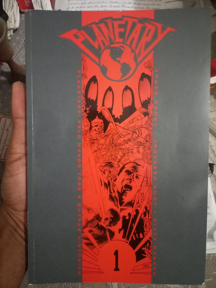 Esta é uma coleção de Quadrinhos que considero fundamental e primordial para mim como um Autor. Sou totalmente fascinado e inspirado por esta história, muito bem escrita por Warren Ellis com brilhantismo e vigor. Nos desenhos, o saudoso John Cassaday, falecido ano passado, impressiona pela grande variedade de concepções artísticas, um Gênio em sua maior e melhor forma. E as Cores de Laura Martin e David Baron completam a obra-prima da Nona Arte que é esta relíquia em minha Gibiteca.