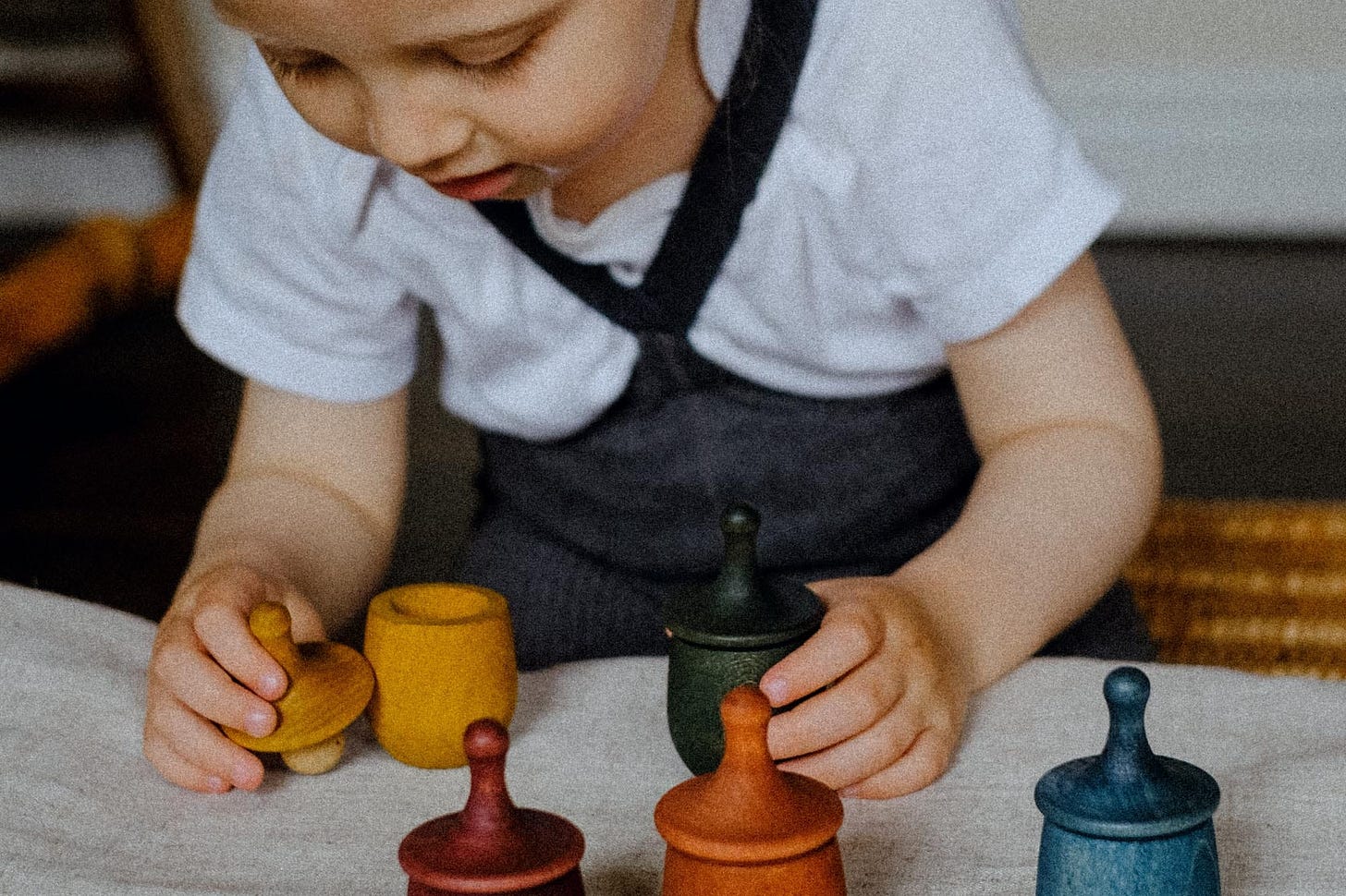 Stop being the entertainer: build play habits that let your child succeed on her own Stop being the entertainer: build play habits that let your child succeed on her own