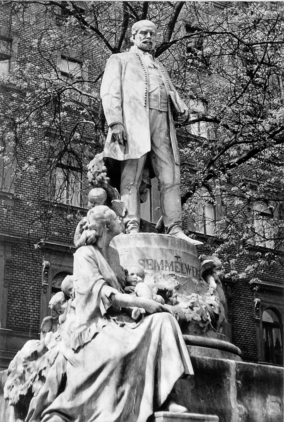 File:Marble statue of Ignaz Philipp Semmelweis Wellcome L0002838EA.jpg -  Wikimedia Commons
