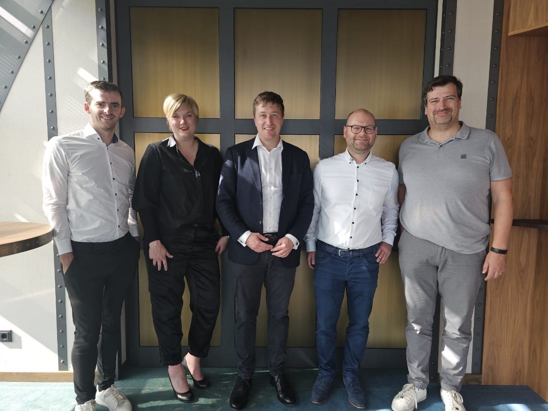 Afbeelding met kleding, persoon, glimlach, Menselijk gezicht

Door AI gegenereerde inhoud is mogelijk onjuist.