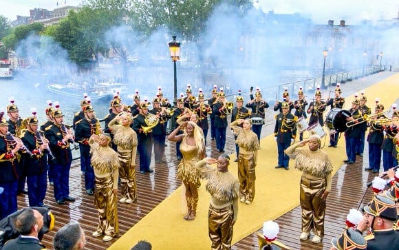 Photo : Comme ses autres collègues, il ne s'attendait pas à faire le show  avec la star : "C'était quasiment un secret d'Etat". Aya Nakamura chante  lors de la cérémonie d'ouverture des