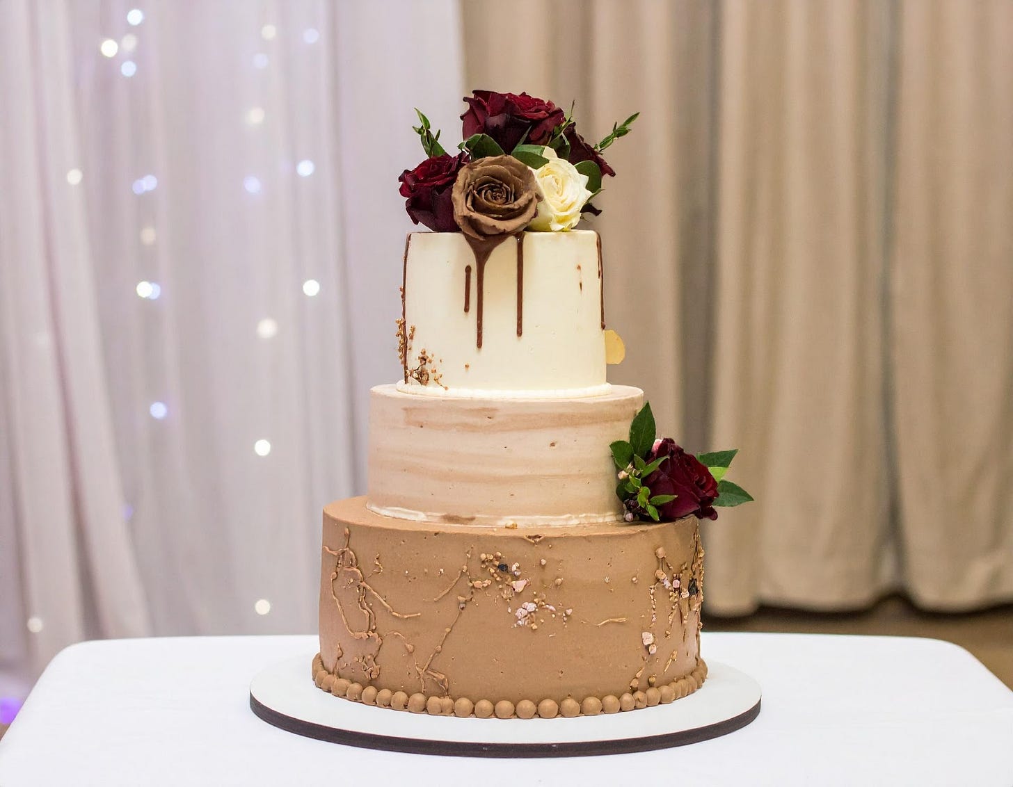 A cake with flowers on top

AI-generated content may be incorrect.