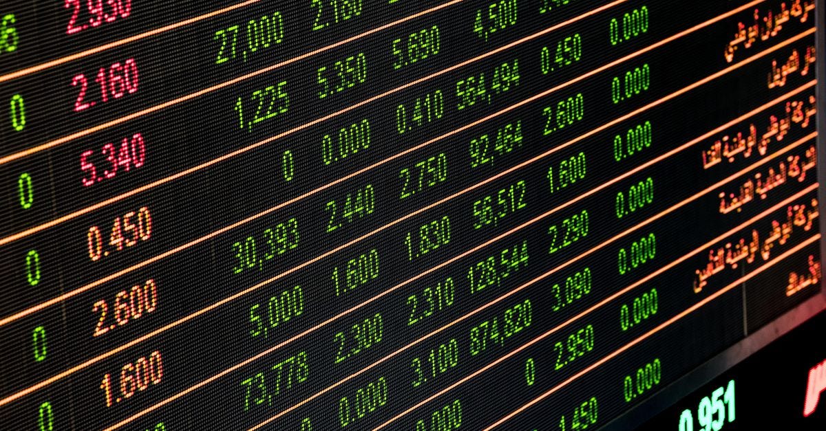 Photo: Pixabay / Pexels Detailed view of a stock market screen showing numbers and data, symbolizing financial trading.