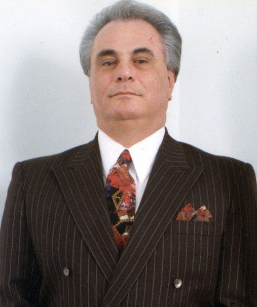 https://upload.wikimedia.org/wikipedia/commons/b/b6/John_Gotti_FBI_booking_%28cropped%29_2.jpg