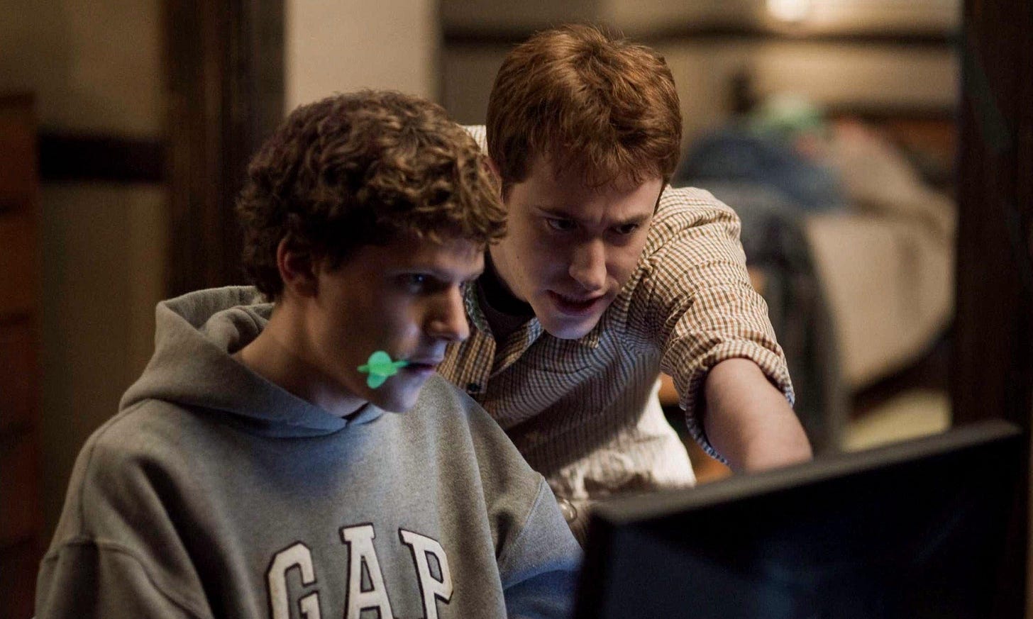Extrait du film The Social Network où les personnages de Mark et Dustin regardent un écran dans leur chambre de campus