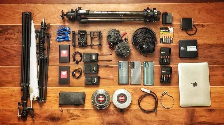 as fotos mostram a evolução que tive durante a viagem de celulares: de um mundaréu de equipamento, para um tripé, um celular e um mic