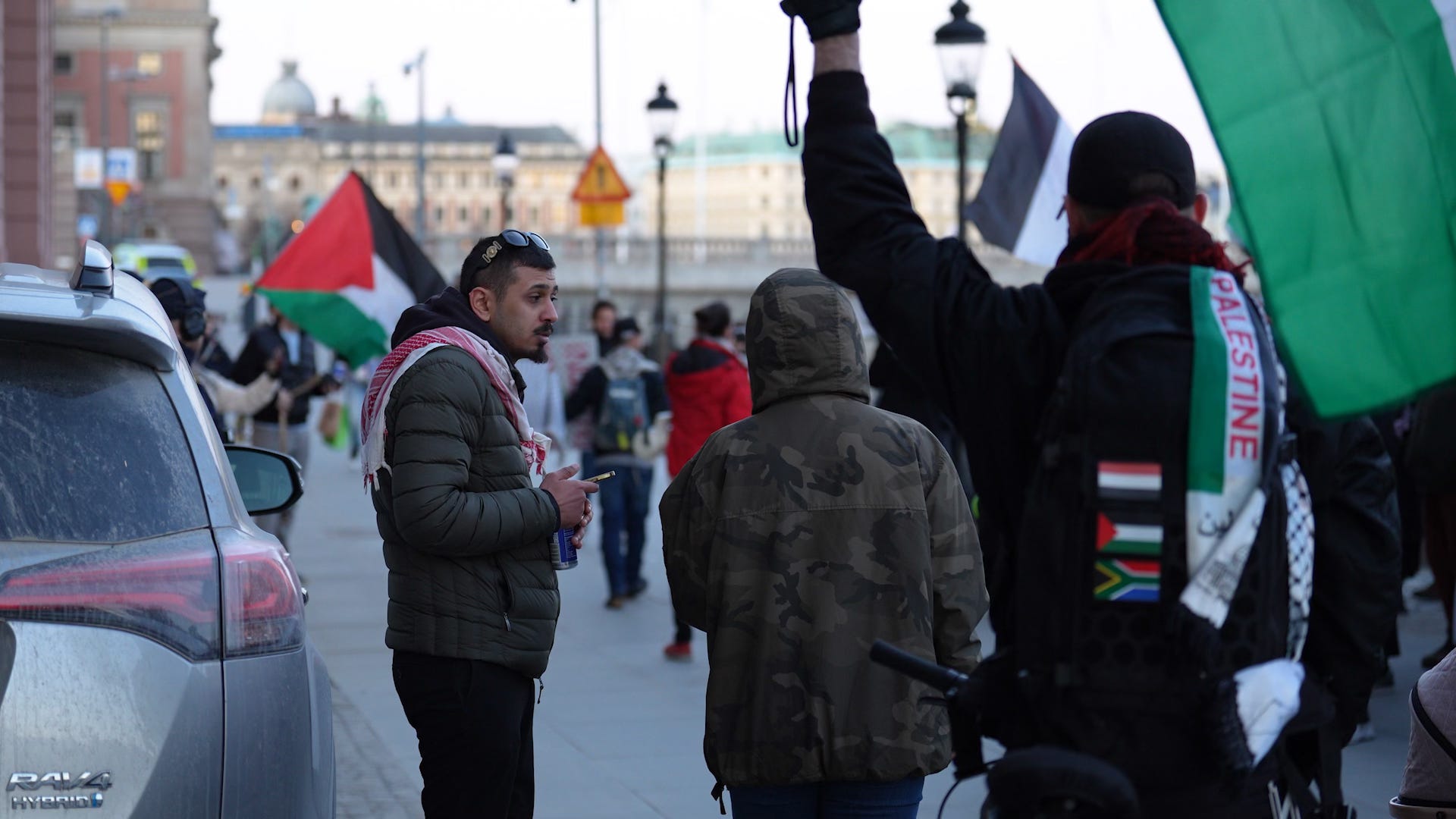 Palestinaaktivisten Mohammedyaser Alshobaki / Yaser Alshobaki trakasserar statsministern. Palestinaaktivisten Mohammedyaser Alshobaki / Yaser Alshobaki trakasserar statsministern.