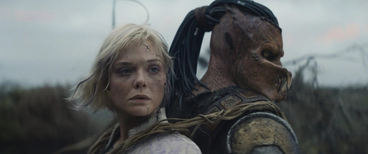Elle Fanning se duplica en el refrescante nuevo tráiler de la película ' Predator: Badlands'. – mundoCine, un lugar para los cinéfilos