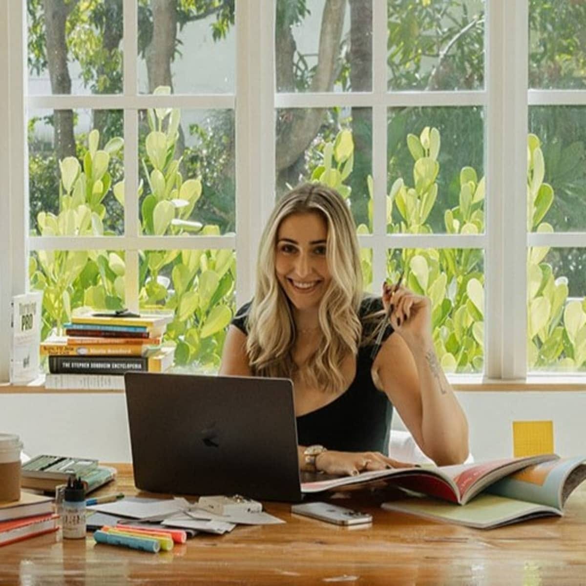 30-year-old founder reached out to 100 strangers in 100 days—it 'totally changed my life,' she says 30-year-old founder reached out to 100 strangers in 100 days—it 'totally changed my life,' she says