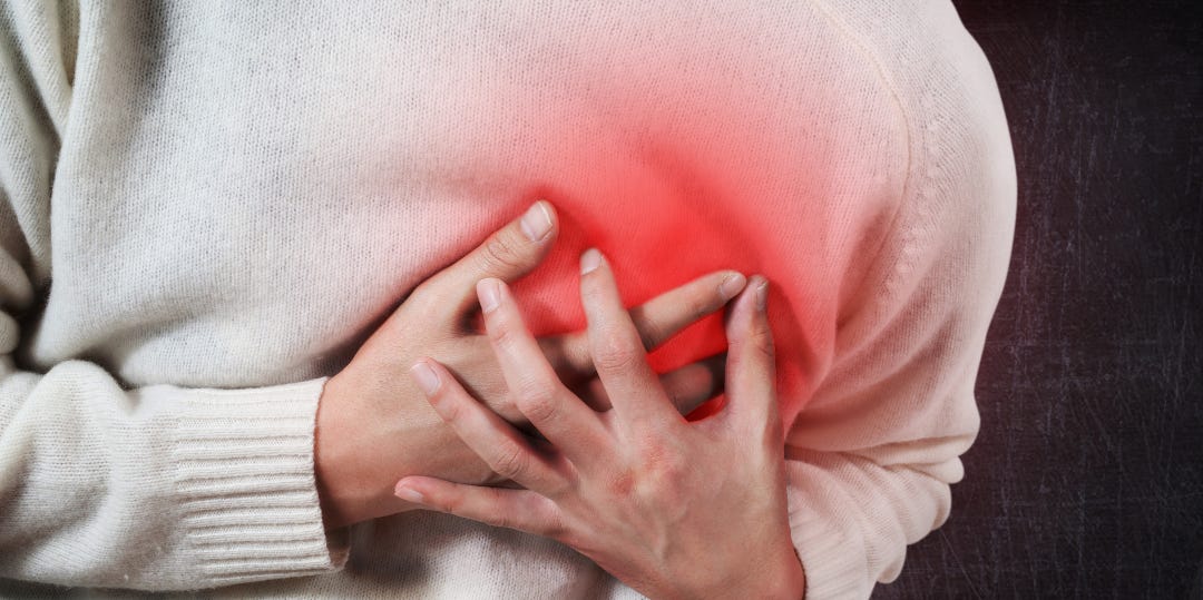 Dor no peito esquerdo: 6 possíveis causas e o que fazer