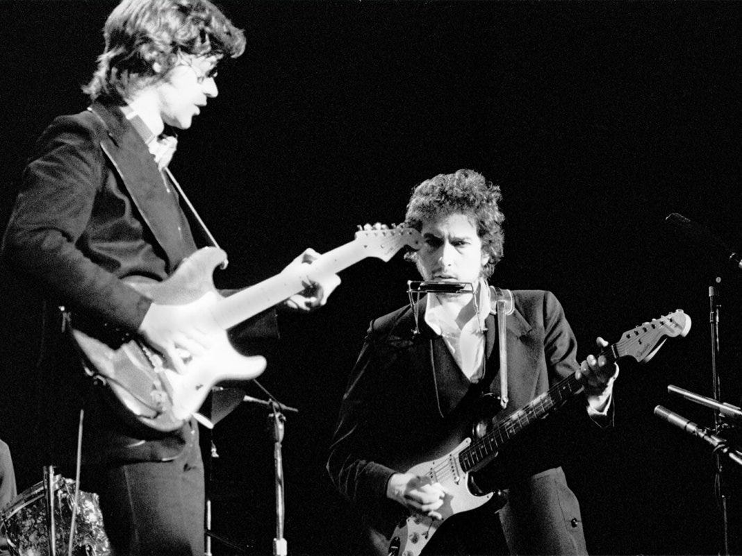 Robbie Robertson recalls Dylan going electric: “Every night we played,  people booed us and threw stuff at us”
