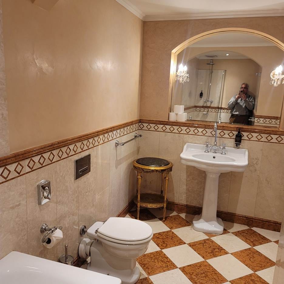 A bathroom with a mirror and sink

AI-generated content may be incorrect.