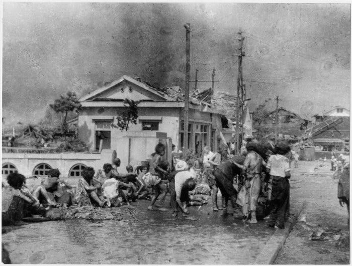 KunstFotografie　ビンテージ写真　1839年～1945年までの写真 He Took the Only Photos in Hiroshima on August 6