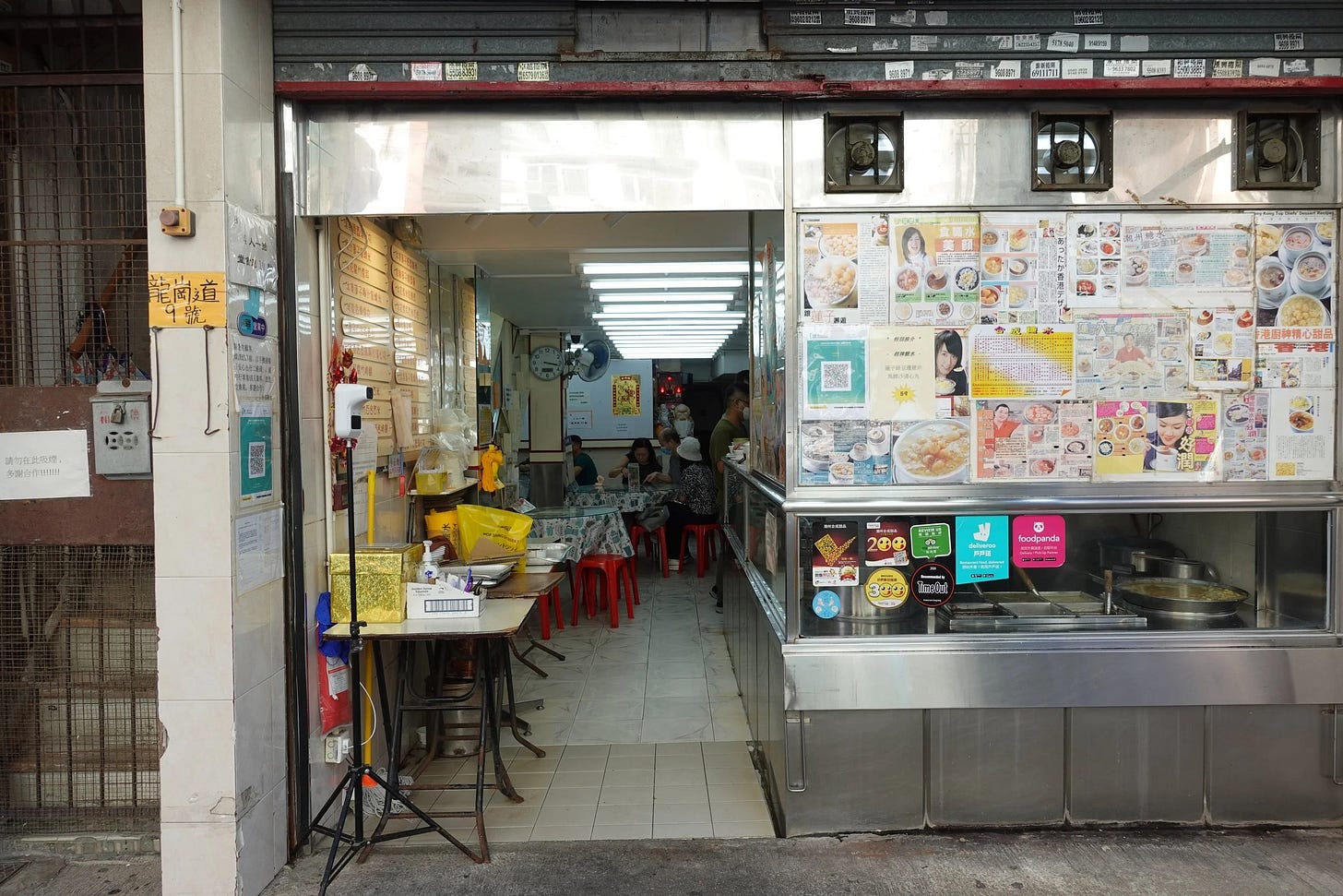  Glimpse of the interior of Chiu Chow Hop Shing Dessert, (合成糖水) in Kowloon City, Hong Kong 