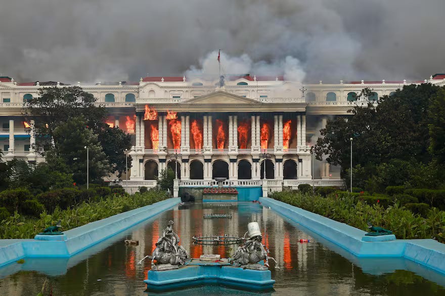 Instrucciones para tirar un ministro al río | Ornitorrinco El fuego arrasa Singha Durbar, el principal edificio administrativo del gobierno nepalí, en Katmandú el 9 de septiembre de 2025. Foto/Anup Ojha para AFP