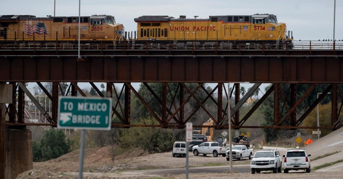 6 found dead in a cargo train boxcar at a Union Pacific yard in Texas  border town, police said - Los Angeles Times