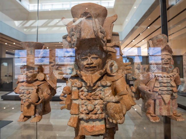 Statues classiques maya derriière leurs vitres de protection Statues classiques maya derriière leurs vitres de protection